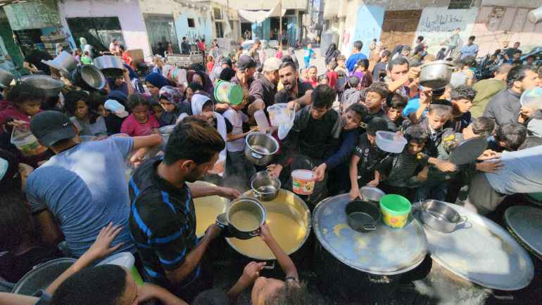 طفل فلسطيني يلهو بينما الازدحام من حوله أمام معبر رفح البري بين قطاع غزة ومصر، حيث حركة السفر تشهد تعقيداً شديداً منذ اندلاع الحرب الإسرائيلية