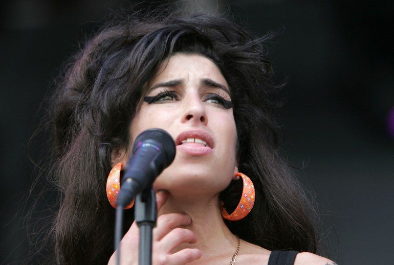 BALTIMORE - AUGUST 04: Singer Amy Winehouse performs onstage at the Virgin Festival By Virgin Mobile 2007 at Pimlico Race Course on August 4, 2007 in Baltimore, Maryland. (Photo by Bryan Bedder/Getty Images) (Photo by Bryan Bedder / Getty Images North America / Getty Images via AFP)