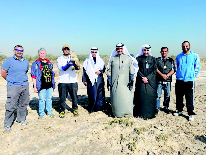 الجوارح تحلق  في محمية الجهراء