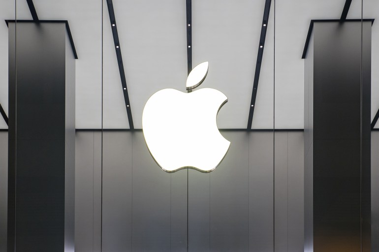 HONG KONG, CHINA - NOVEMBER 28, 2015: Apple Store window in Kowloon. Apple Inc. is an American ...