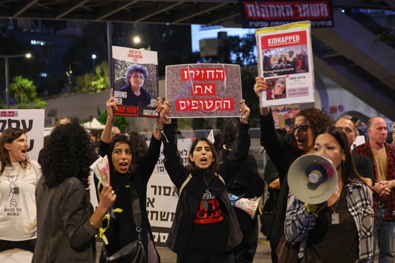 Families of Israeli hostages held by Palestinian militants in the Gaza Strip protest outside the ministry of defence in Tel Aviv calling on November 21, 2023, amid ongoing battles between Israel and the Palestinian armed group. - Israeli Prime Minister Benjamin Netanyahu told his cabinet on November 21 that accepting a deal for the release of hostages taken in the Hamas attacks of October 7 was "a difficult decision but it's a right decision". (Photo by AHMAD GHARABLI / AFP)