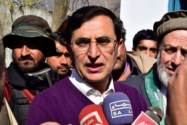 Pakistan Tehreek-e-Insaaf (PTI) party's chairman and barrister Gohar Ali Khan (C) speaks to media after casting his ballot to vote during Pakistan's national elections, in Buner on February 8, 2024. - Counting was underway on February 8 after millions of Pakistanis voted in an election marred by rigging allegations and a shutdown of mobile phone services, while the country's most popular politician Imran Khan languished in jail. (Photo by Hasham AHMED / AFP)