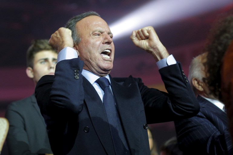 Honorary degree recipient and recording artist Julio Iglesias cheers as the students perform the finale of the Berklee College of Music's Commencement Concert in Boston, Massachusetts, United States May 8, 2015. REUTERS/Brian Snyder