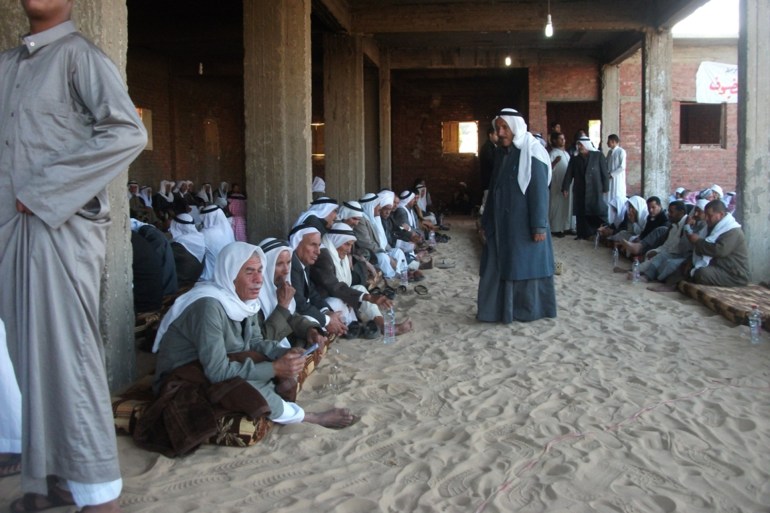 المهنئين من مختلف القبائل يتزاورون في مجالس بعضهم للتهنئة بالعيد المبارك (الجزيرة)