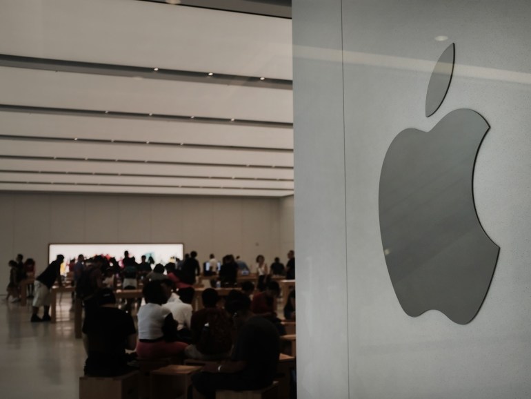 NEW YORK, NY - AUGUST 02: The Apple logo is displayed in an Apple store in lower Manhattan on August 2, 2018 in New York City. On Thursday the technology company and iPhone maker became the first American public company to cross $1 trillion in value. Apple stock is up more than 20% this year. Spencer Platt/Getty Images/AFP== FOR NEWSPAPERS, INTERNET, TELCOS & TELEVISION USE ONLY ==