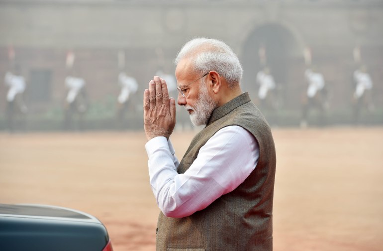 Narendra Modi gestures at Chancellor Merkel after the ceremonial reception, at Rashtrapati Bhawan forecourt