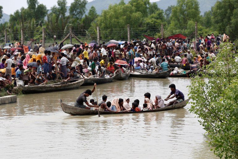 A boat carrying Rohingya refugees is seen leaving Myanmar through Naf river while thousands other waiting in Maungdaw, Myanmar, September 7, 2017. REUTERS/Mohammad Ponir Hossain