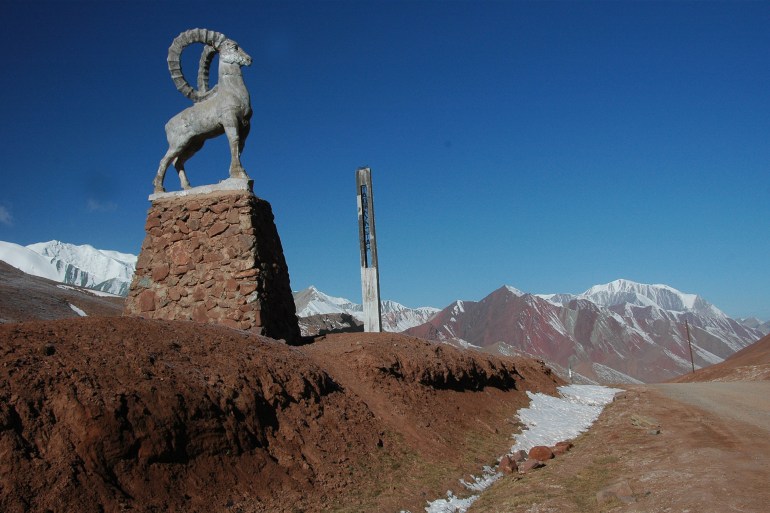 The statue of Marco Polo sheep marks entrance into Tajikistan from Kyrgyzstan غيتي