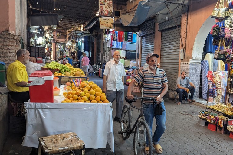 عبد الغني بلوط/ مدينة مراكش/ شرب عصير البرتقال، من عادات أهل مراكش، للتخفيف من العطش خلال فصل الصيف