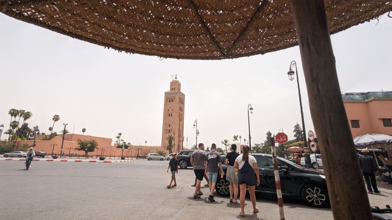 عبد الغني بلوط/ مدينة مراكش/ بالرغم من ارتفاع درجة الحرارة، سياح يتجولون قرب مسجد الكتبية