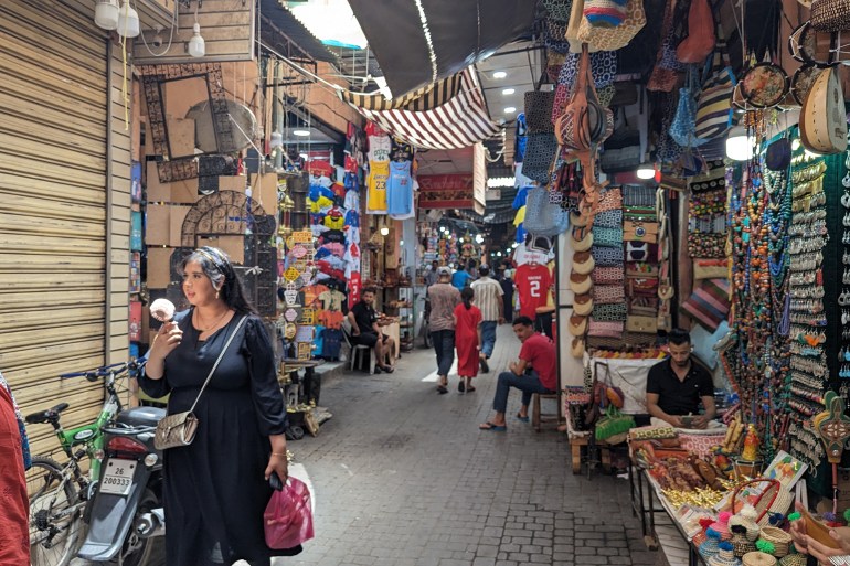 عبد الغني بلوط/ مدينة مراكش/ يلجأ البعض الى المراوح خلال التجول في الأسواق خلال فصل الصيف